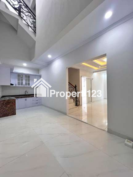 Rumah mewah American Classic dalam townhouse di Kahfi 1 Jagakarsa Jaksel - 7