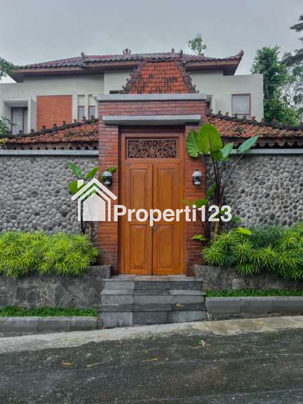 Villa Mewah Full Furnished dengan Kolam Renang di Gamping Sleman - 1