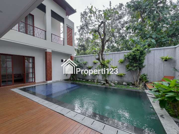 Villa Mewah Full Furnished dengan Kolam Renang di Gamping Sleman - 2