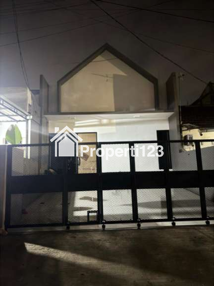Rumah siap huni strategis di Mustikajaya Bekasi - 1