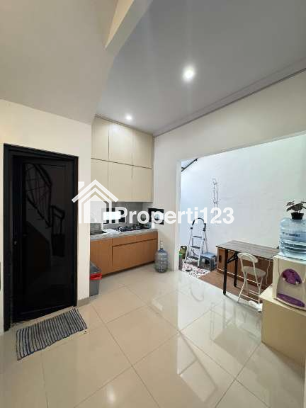 Rumah klasik modern fully furnished di Jagakarsa Jaksel - 4