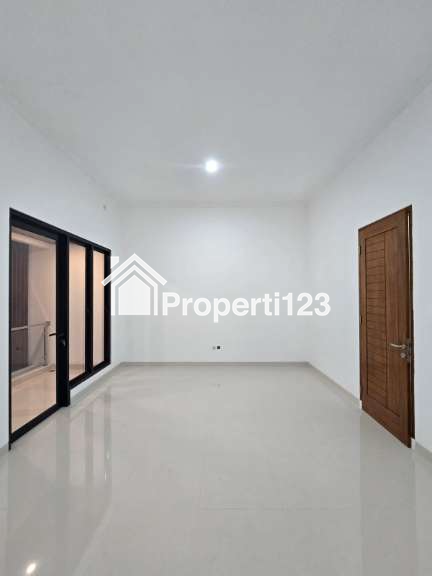 Rumah modern minimalis halaman luas di Duren Sawit Jaktim - 3