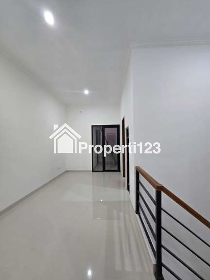 Rumah modern minimalis halaman luas di Duren Sawit Jaktim - 5