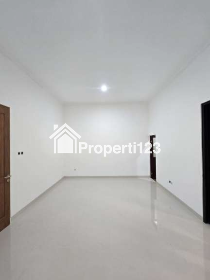 Rumah modern minimalis halaman luas di Duren Sawit Jaktim - 6