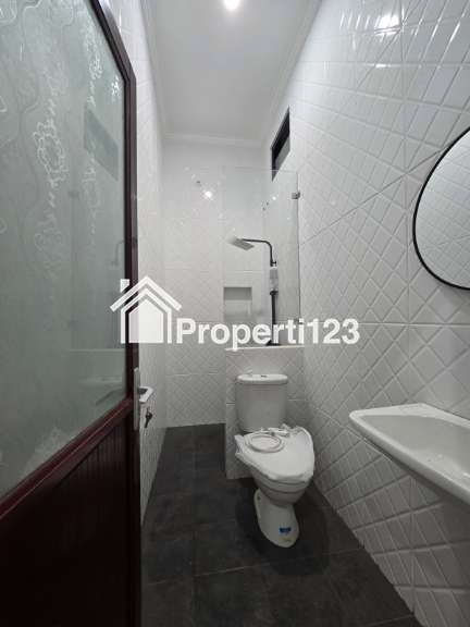 Rumah modern minimalis halaman luas di Duren Sawit Jaktim - 4