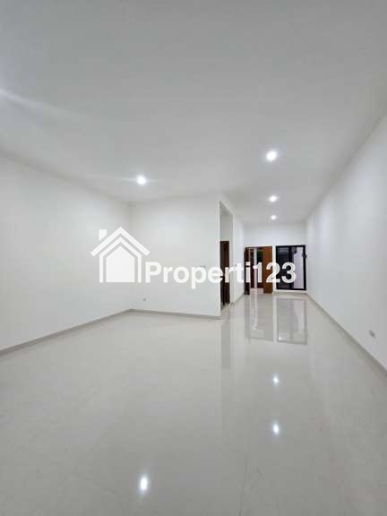 Rumah modern minimalis halaman luas di Duren Sawit Jaktim - 8