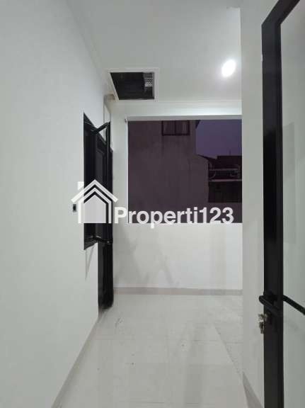 Rumah modern minimalis halaman luas di Duren Sawit Jaktim - 2