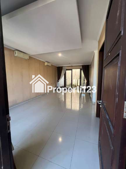 RUMAH SECONDARY TERAWAT SIAP HUNI DALAM TOWNHOUSE MEWAH - 10