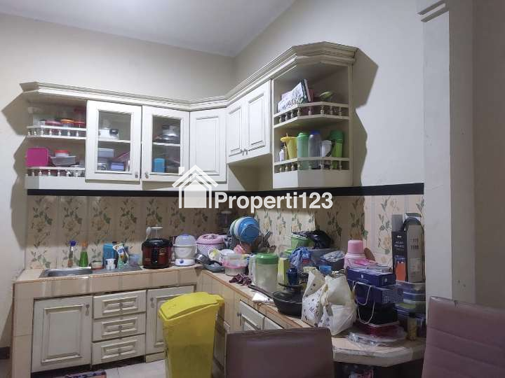 Rumah Strategis Dekat Jalan Raya Taman Harapan Baru Bekasi - 4