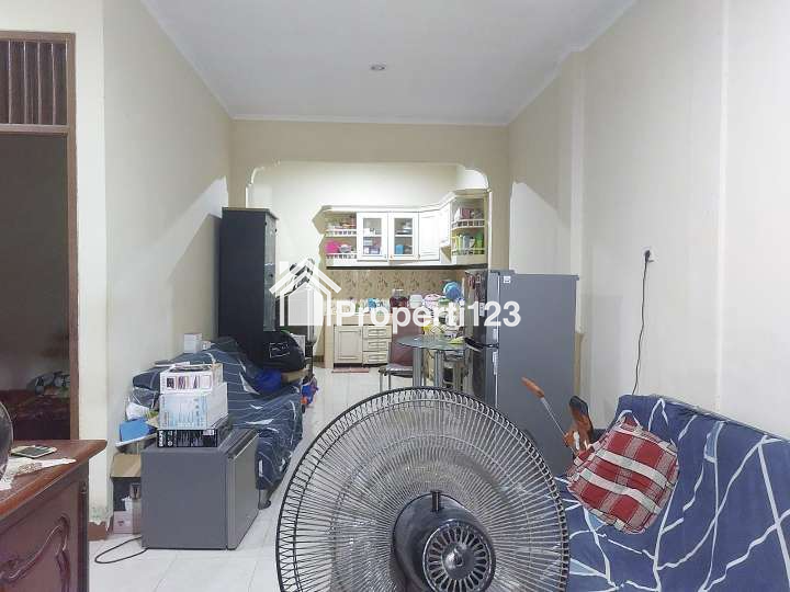 Rumah Strategis Dekat Jalan Raya Taman Harapan Baru Bekasi - 3