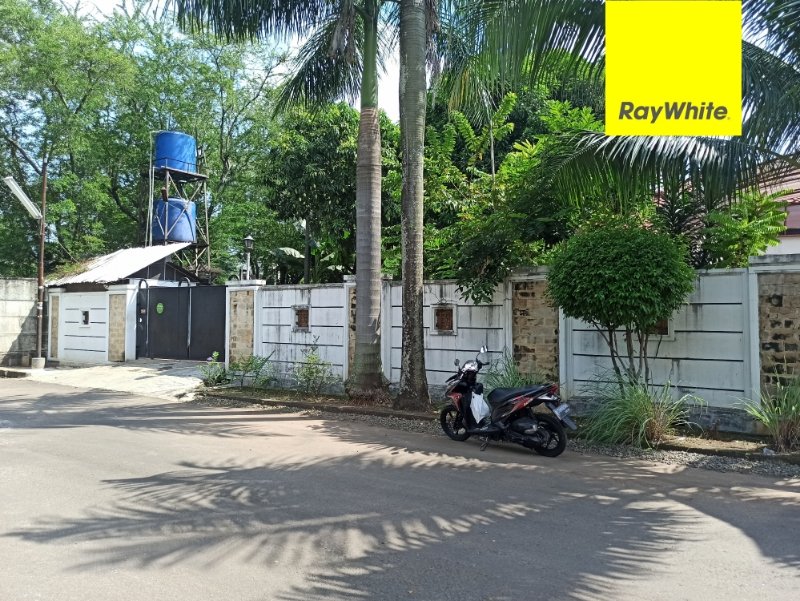 Tahan Hoek. Persimpangan Taman Kedoya Baru dan Jl Kedoya Raya - 2