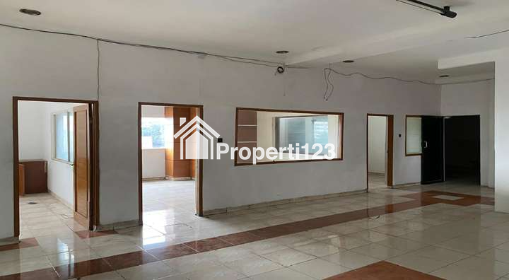 RUMAH GAYA EROPA FULL FURNISH DAN GEDUNG KANTOR DENGAN FASILITAS GYM  LENGKAP DENGAN PERALATAN DAN RUANG SAUNA DI SAYAP JL. PASTEUR BANDUNG - 13