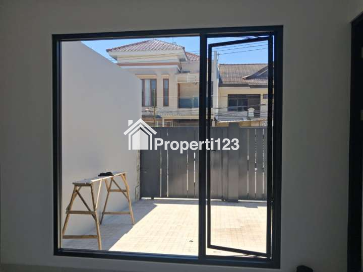 Rumah Modern 2 Lantai Baru Grees Lokasi Strategis di Manyar Jaya Surabaya - 5