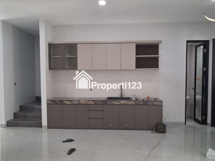 Rumah Modern 2 Lantai Baru Grees Lokasi Strategis di Manyar Jaya Surabaya - 3