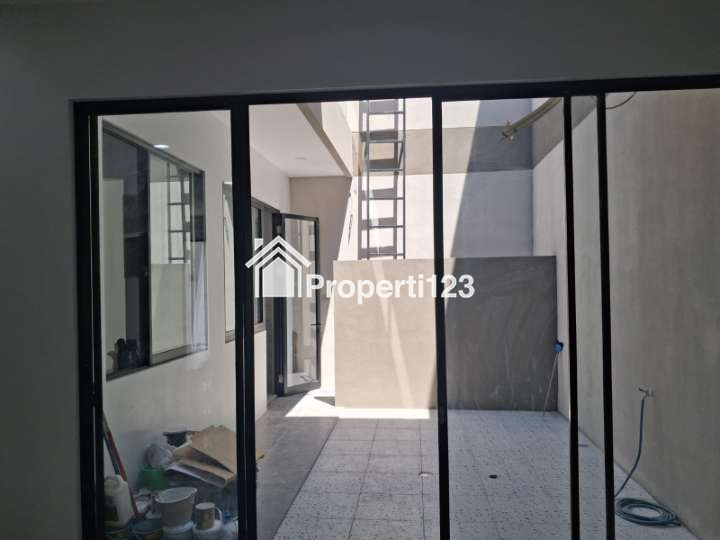 Rumah Modern 2 Lantai Baru Grees Lokasi Strategis di Manyar Jaya Surabaya - 7