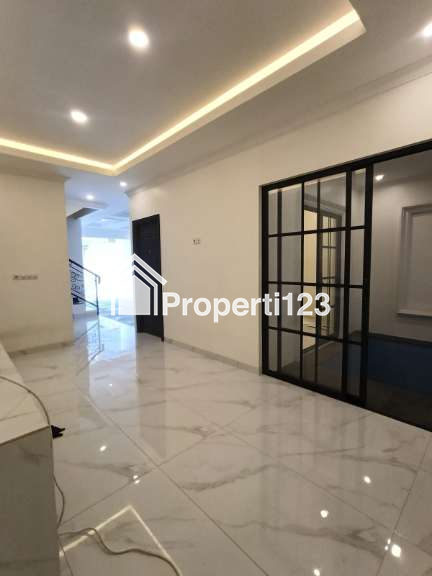 Rumah baru klasik di Siaga Pejaten Jakarta Selatan - 5