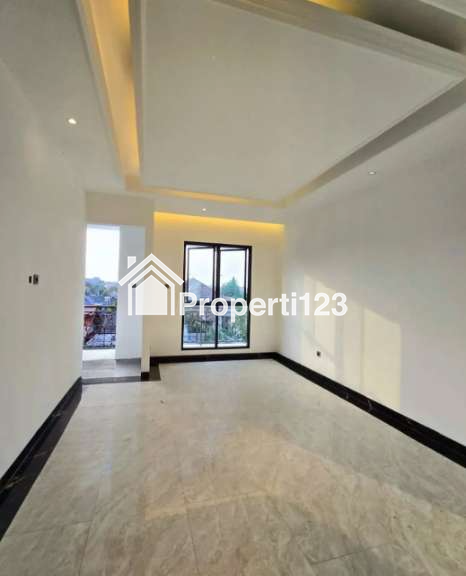 Rumah baru American Classic plus Private Pool di Jagakarsa Jaksel - 11