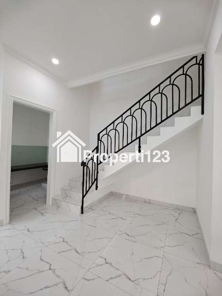 Rumah baru design American Classic di Jatiwaringin Bekasi - 7
