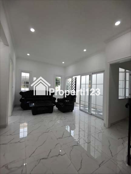 Rumah baru design American Classic di Jatiwaringin Bekasi - 2
