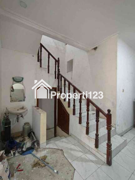 Rumah renovasi 2 lantai di Perumnas Depok Utara - 13