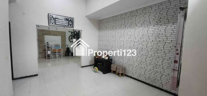 Rumah Mepet Surabaya Semi Furnished Siap Huni Lokasi Perumahan Medaeng Waru Sidoarjo - 3