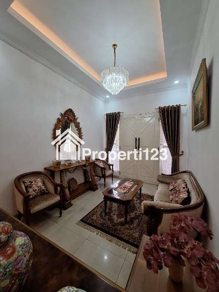 Rumah mewah klasik dalam komplek di Taman Galaxy Bekasi - 12