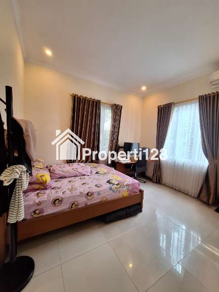 Rumah mewah klasik dalam komplek di Taman Galaxy Bekasi - 3