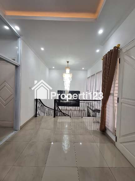 Rumah mewah klasik dalam komplek di Taman Galaxy Bekasi - 6