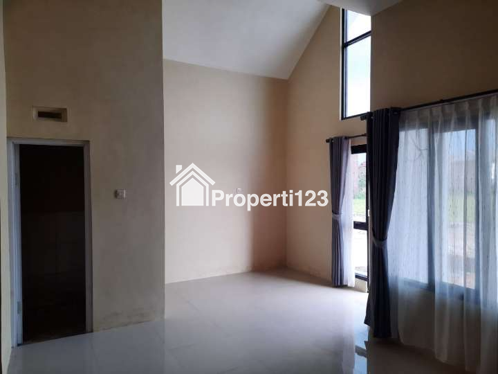 Rumah di design modern minimalis di Emerald Residence - 2