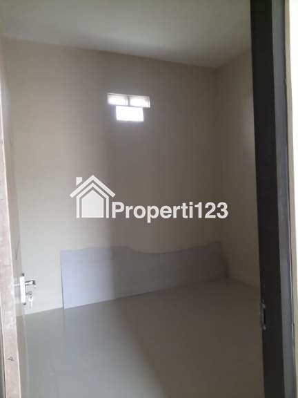 Rumah di design modern minimalis di Emerald Residence - 4