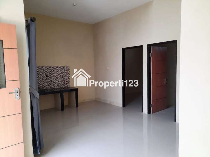 Rumah di design modern minimalis di Emerald Residence - 3