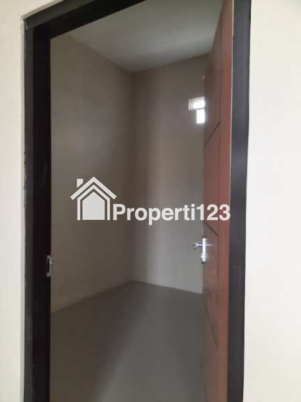 Rumah di design modern minimalis di Emerald Residence - 5