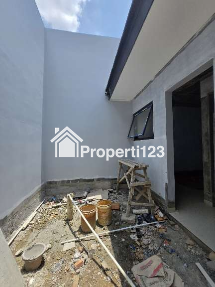 Rumah modern 3 lantai lokasi strategis di Duren Sawit Jaktim - 6