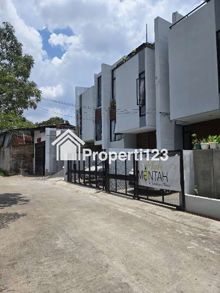 Rumah modern 3 lantai lokasi strategis di Duren Sawit Jaktim - 3