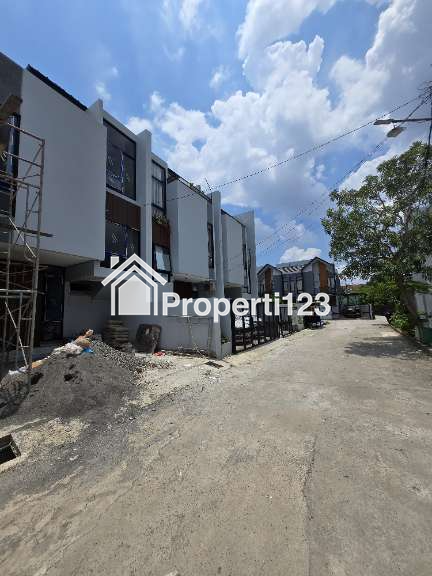 Rumah modern 3 lantai lokasi strategis di Duren Sawit Jaktim - 2