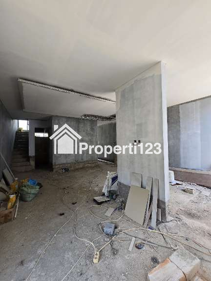 Rumah modern 3 lantai lokasi strategis di Duren Sawit Jaktim - 4