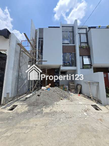 Rumah modern 3 lantai lokasi strategis di Duren Sawit Jaktim - 1