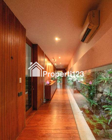 Rumah terawat karya arsitek ternama di Jati Padang Jaksel - 12