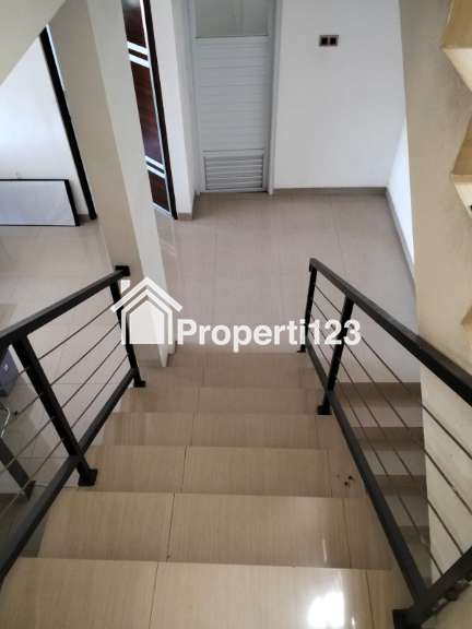 Rumah baru 3 lantai + rooftop strategis di Sukmajaya Depok - 5