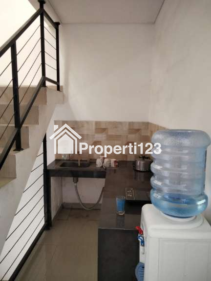 Rumah baru 3 lantai + rooftop strategis di Sukmajaya Depok - 9