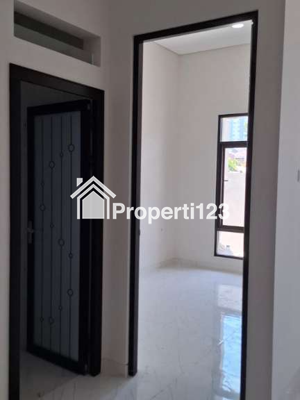 Dijual Rumah Minimalis Baru Gress 2 Lantai Lokasi Tenggilis Mejoyo Rungkut Surabaya Timur - 4