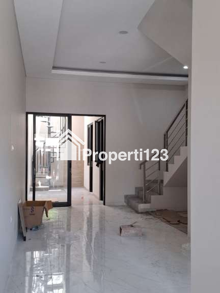 Dijual Rumah Minimalis Baru Gress 2 Lantai Lokasi Tenggilis Mejoyo Rungkut Surabaya Timur - 5