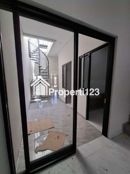Dijual Rumah Minimalis Baru Gress 2 Lantai Lokasi Tenggilis Mejoyo Rungkut Surabaya Timur - 8
