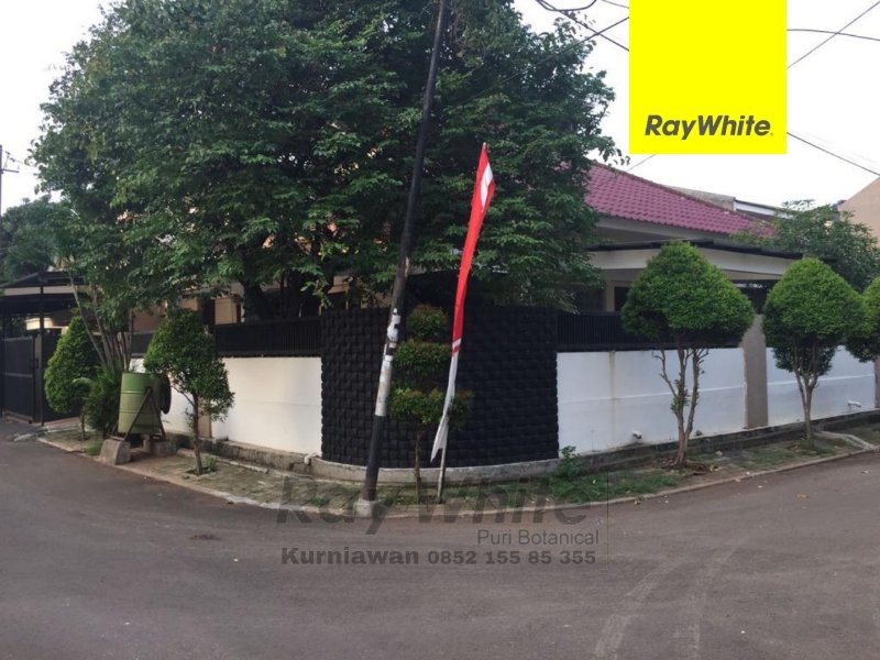 Dijual rumah hoek 1½ lantai Taman Alfa Indah. Depan taman, rumah terawat, asri dan siap huni. - 3