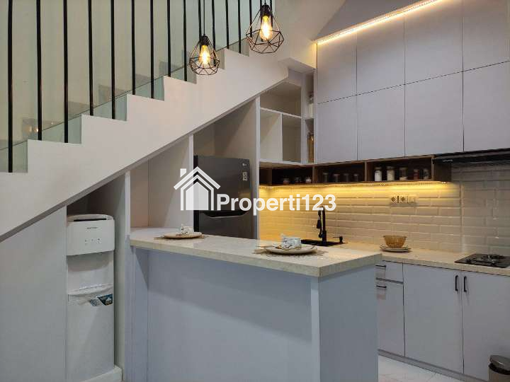 Rumah 3 Lantai dengan Rooftop di Tangerang - 2
