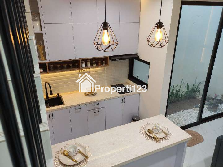 Rumah 3 Lantai dengan Rooftop di Tangerang - 6