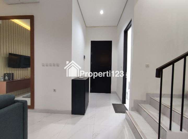 Rumah 3 Lantai dengan Rooftop di Tangerang - 3
