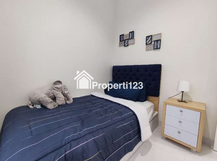 Rumah 3 Lantai dengan Rooftop di Tangerang - 9