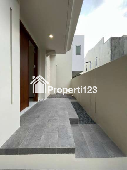 Rumah Mewah 2 Lantai dekat Ring Road Barat Yogyakarta - 3