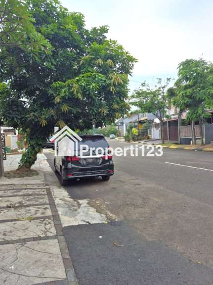 Rumah Hadap Taman Jalan Raya Perumahan Puri Gading Bekasi - 17